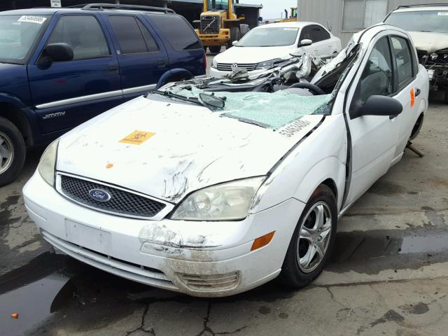 1FAFP34N15W292569 - 2005 FORD FOCUS ZX4 WHITE photo 2