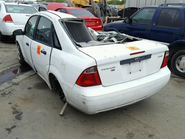 1FAFP34N15W292569 - 2005 FORD FOCUS ZX4 WHITE photo 3