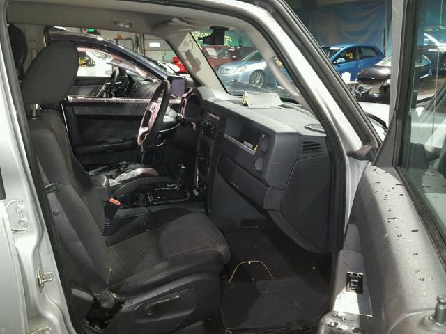 1J8HG48K18C246831 - 2008 JEEP COMMANDER Gümüş foto 5