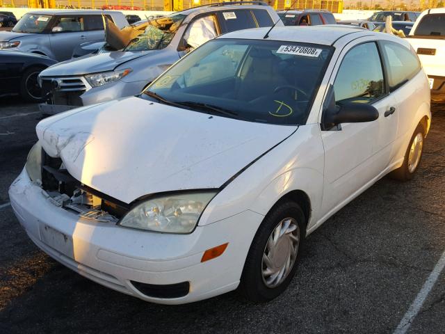 3FAFP31N35R139277 - 2005 FORD FOCUS ZX3 WHITE photo 2