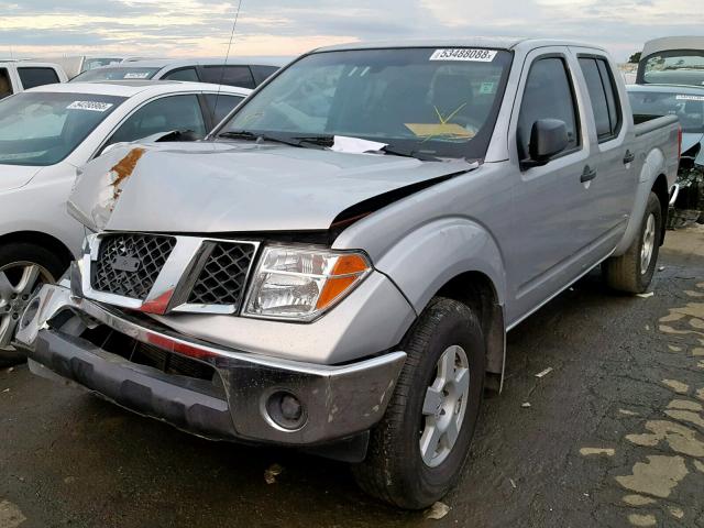 1N6AD07WX6C409792 - 2006 NISSAN FRONTIER C SILVER photo 2