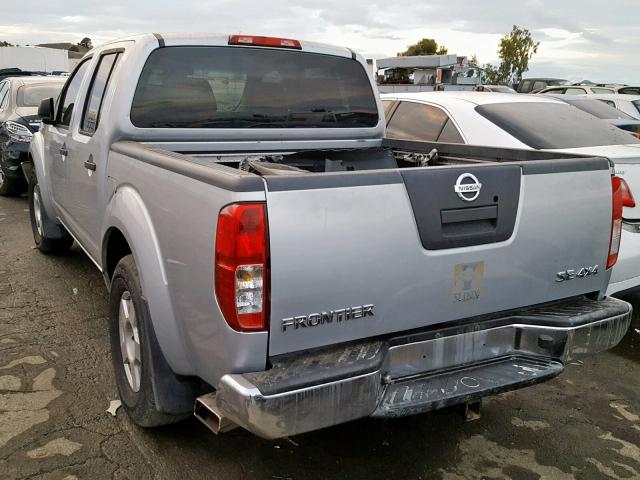 1N6AD07WX6C409792 - 2006 NISSAN FRONTIER C SILVER photo 3