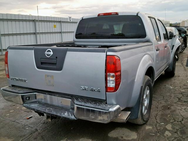 1N6AD07WX6C409792 - 2006 NISSAN FRONTIER C SILVER photo 4