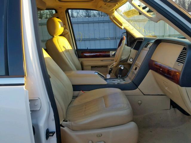 5LMFU28565LJ14447 - 2005 LINCOLN NAVIGATOR Ақ фото 5