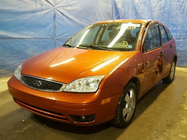 3FAFP37N85R137418 - 2005 FORD FOCUS ZX5 ORANGE photo 2