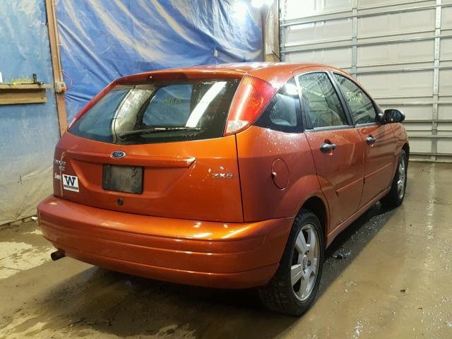 3FAFP37N85R137418 - 2005 FORD FOCUS ZX5 ORANGE photo 4