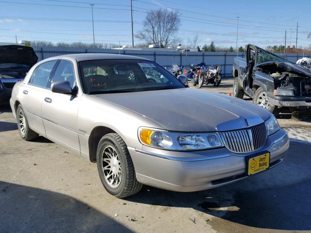 1LNHM82W42Y631650 - 2002 LINCOLN TOWN CAR S SILVER photo 1