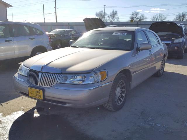 1LNHM82W42Y631650 - 2002 LINCOLN TOWN CAR S SILVER photo 2