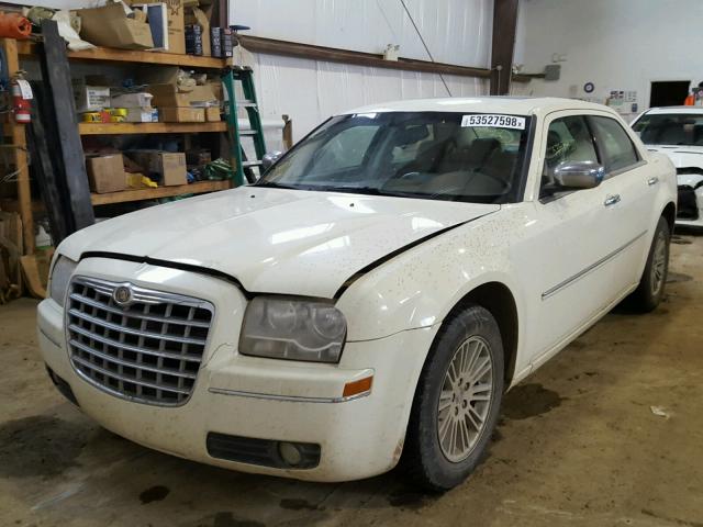 2C3CA5CVXAH116578 - 2010 CHRYSLER 300 TOURIN WHITE photo 2