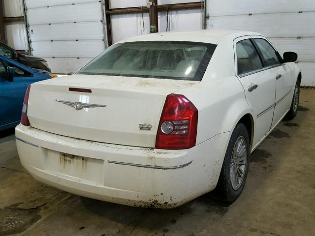 2C3CA5CVXAH116578 - 2010 CHRYSLER 300 TOURIN WHITE photo 4