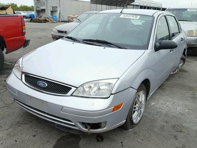 1FAHP34N07W184858 - 2007 FORD FOCUS ZX4 SILVER photo 2