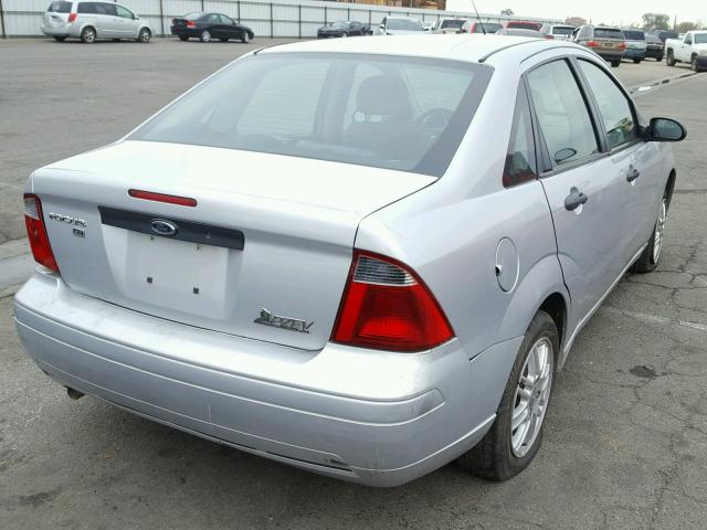 1FAHP34N07W184858 - 2007 FORD FOCUS ZX4 SILVER photo 4