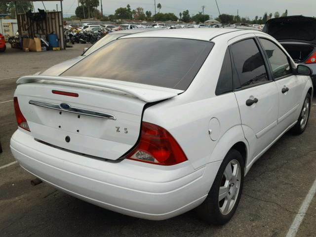 1FAFP38342W267704 - 2002 FORD FOCUS ZTS WHITE photo 4