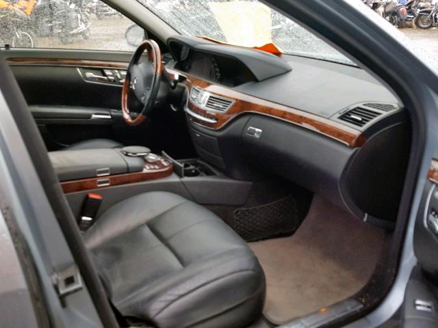 WDDNG71X77A046490 - 2007 MERCEDES-BENZ S 550 GRAY photo 5