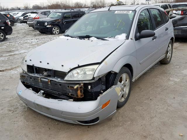 3FAFP37N15R130147 - 2005 FORD FOCUS ZX5 SILVER photo 2