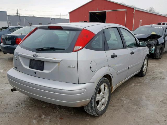 3FAFP37N15R130147 - 2005 FORD FOCUS ZX5 SILVER photo 4