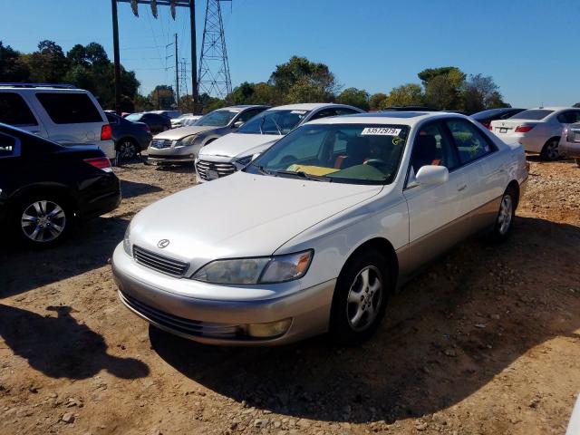 JT8BF28G4W5027619 - 1998 LEXUS ES 300 WHITE photo 2