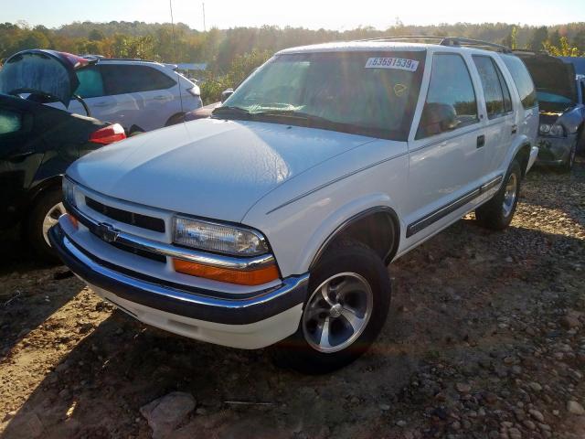 1GNCS13W012141757 - 2001 CHEVROLET BLAZER WHITE photo 2