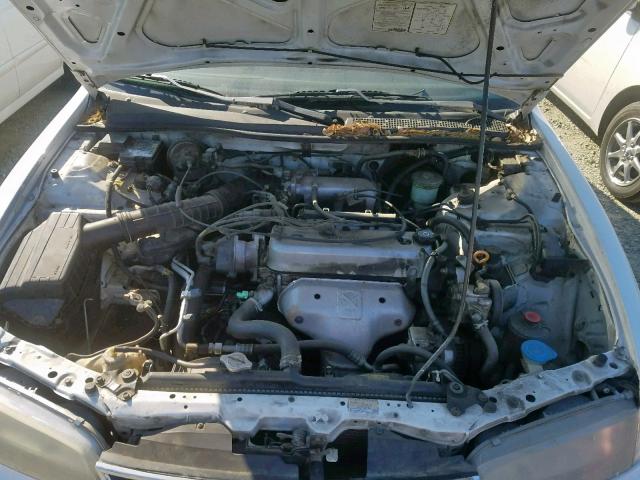 1HGCD563XTA239555 - 1996 HONDA ACCORD LX WHITE photo 7