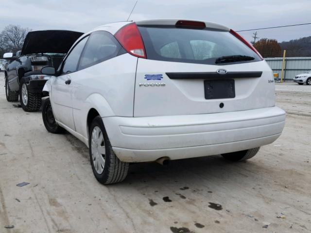 1FAFP31N26W153203 - 2006 FORD FOCUS ZX3 WHITE photo 3