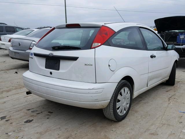 1FAFP31N26W153203 - 2006 FORD FOCUS ZX3 WHITE photo 4