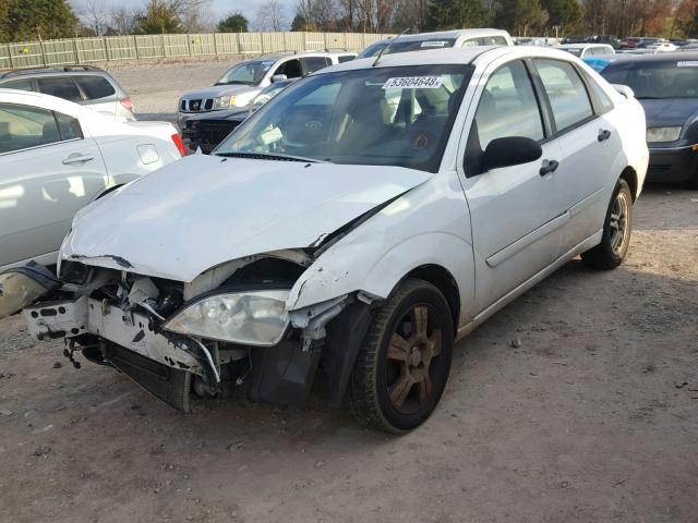 1FAFP34N45W182762 - 2005 FORD FOCUS ZX4 WHITE photo 2