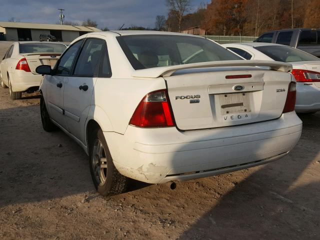 1FAFP34N45W182762 - 2005 FORD FOCUS ZX4 WHITE photo 3