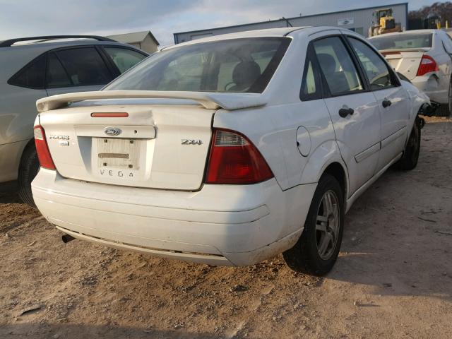 1FAFP34N45W182762 - 2005 FORD FOCUS ZX4 WHITE photo 4