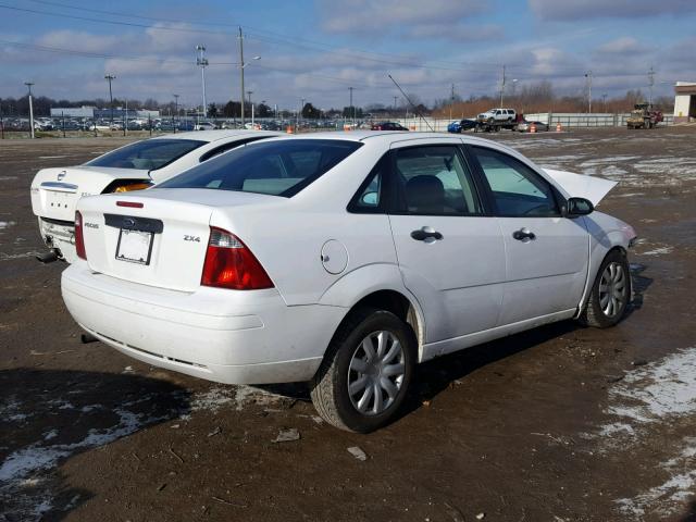 1FAFP34N05W318319 - 2005 FORD FOCUS ZX4 WHITE photo 4