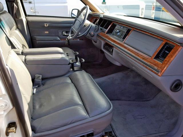 1LNLM83W5PY673356 - 1993 LINCOLN TOWN CAR C WHITE photo 5