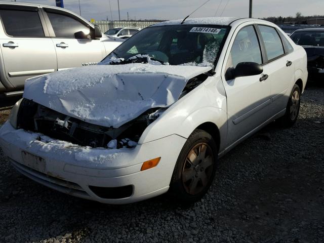 1FAFP34N36W161001 - 2006 FORD FOCUS ZX4 WHITE photo 2