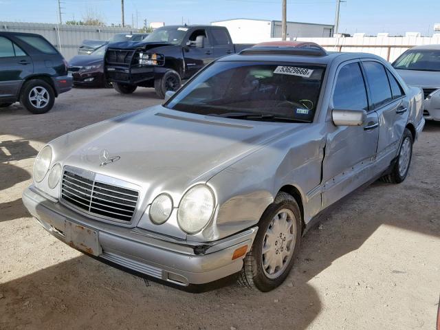 WDBJF55FXVA409412 - 1997 MERCEDES-BENZ E 320 SILVER photo 2