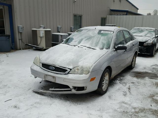 1FAFP34N55W309471 - 2005 FORD FOCUS ZX4 SILVER photo 2