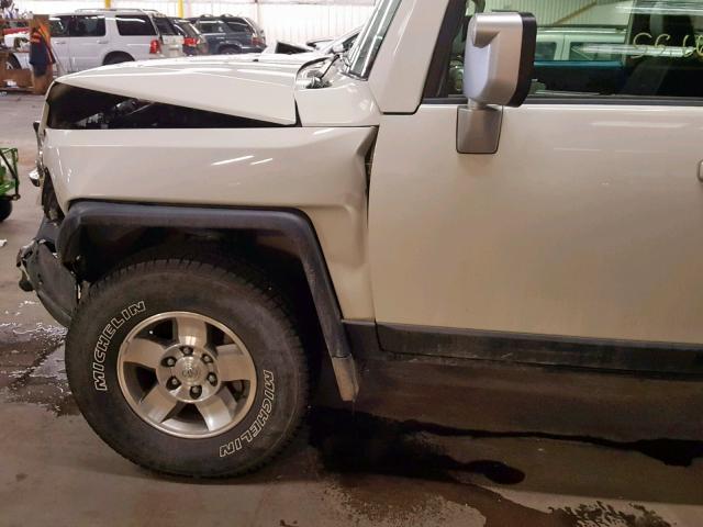 JTEBU4BF0AK076647 - 2010 TOYOTA FJ CRUISER WHITE photo 9