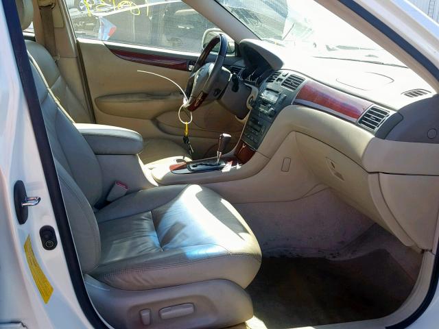 JTHBF30G136013068 - 2003 LEXUS ES 300 WHITE photo 5