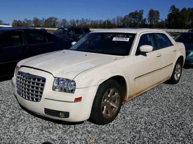 2C3LA53G66H154902 - 2006 CHRYSLER 300 TOURIN WHITE photo 2