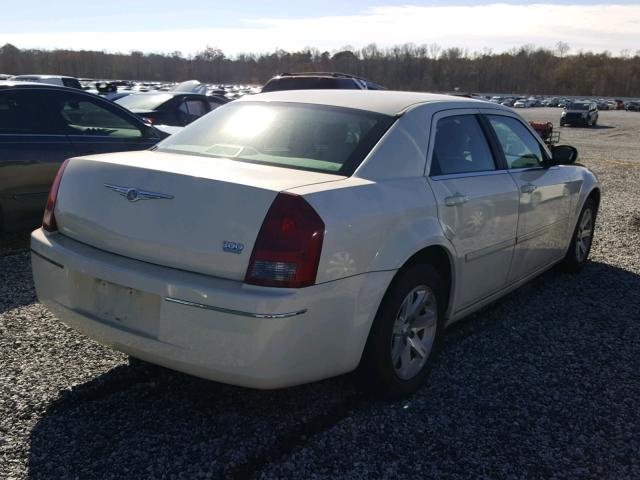 2C3LA53G66H154902 - 2006 CHRYSLER 300 TOURIN WHITE photo 4