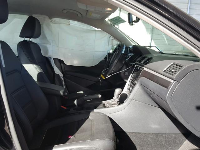 1VWDT7A34HC010628 - 2017 VOLKSWAGEN PASSAT R-L BLACK photo 5