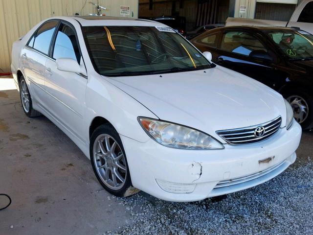 JTDBE32K253033355 - 2005 TOYOTA CAMRY LE WHITE photo 1