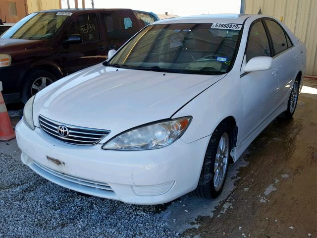 JTDBE32K253033355 - 2005 TOYOTA CAMRY LE WHITE photo 2