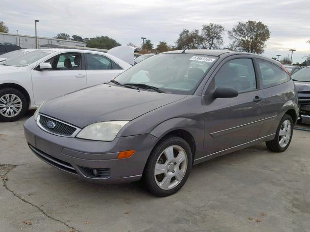 1FAFP31N27W255893 - 2007 FORD FOCUS ZX3 GRAY photo 2