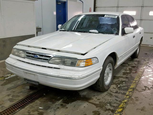 2FALP74W3TX214069 - 1996 FORD CROWN VICT WHITE photo 2