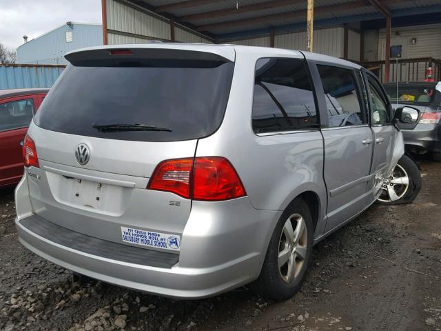 2V4RW3D16AR209427 - 2010 VOLKSWAGEN ROUTAN SE SILVER photo 4