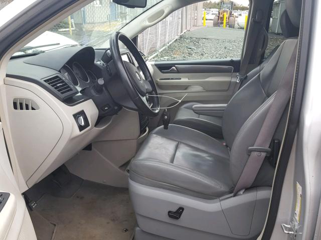 2V4RW3D16AR209427 - 2010 VOLKSWAGEN ROUTAN SE SILVER photo 5