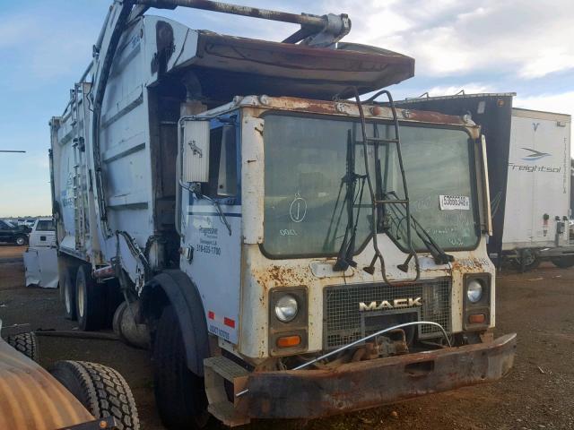 1M2K195C74M023413 - 2004 MACK 600 MR600 WHITE photo 1