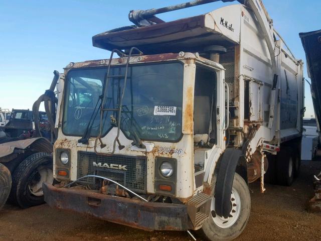 1M2K195C74M023413 - 2004 MACK 600 MR600 WHITE photo 2