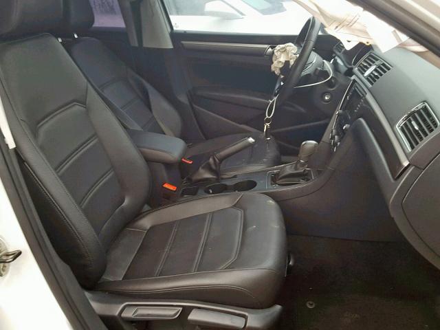 1VWDT7A37HC073447 - 2017 VOLKSWAGEN PASSAT R-L WHITE photo 5