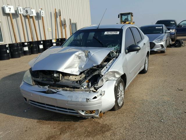 1FAFP34N26W237291 - 2006 FORD FOCUS ZX4 SILVER photo 2