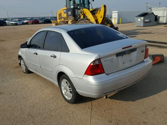 1FAFP34N26W237291 - 2006 FORD FOCUS ZX4 SILVER photo 3