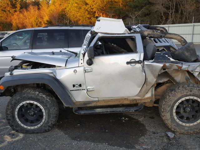 1J4FA24168L547994 - 2008 JEEP WRANGLER X SILVER photo 9